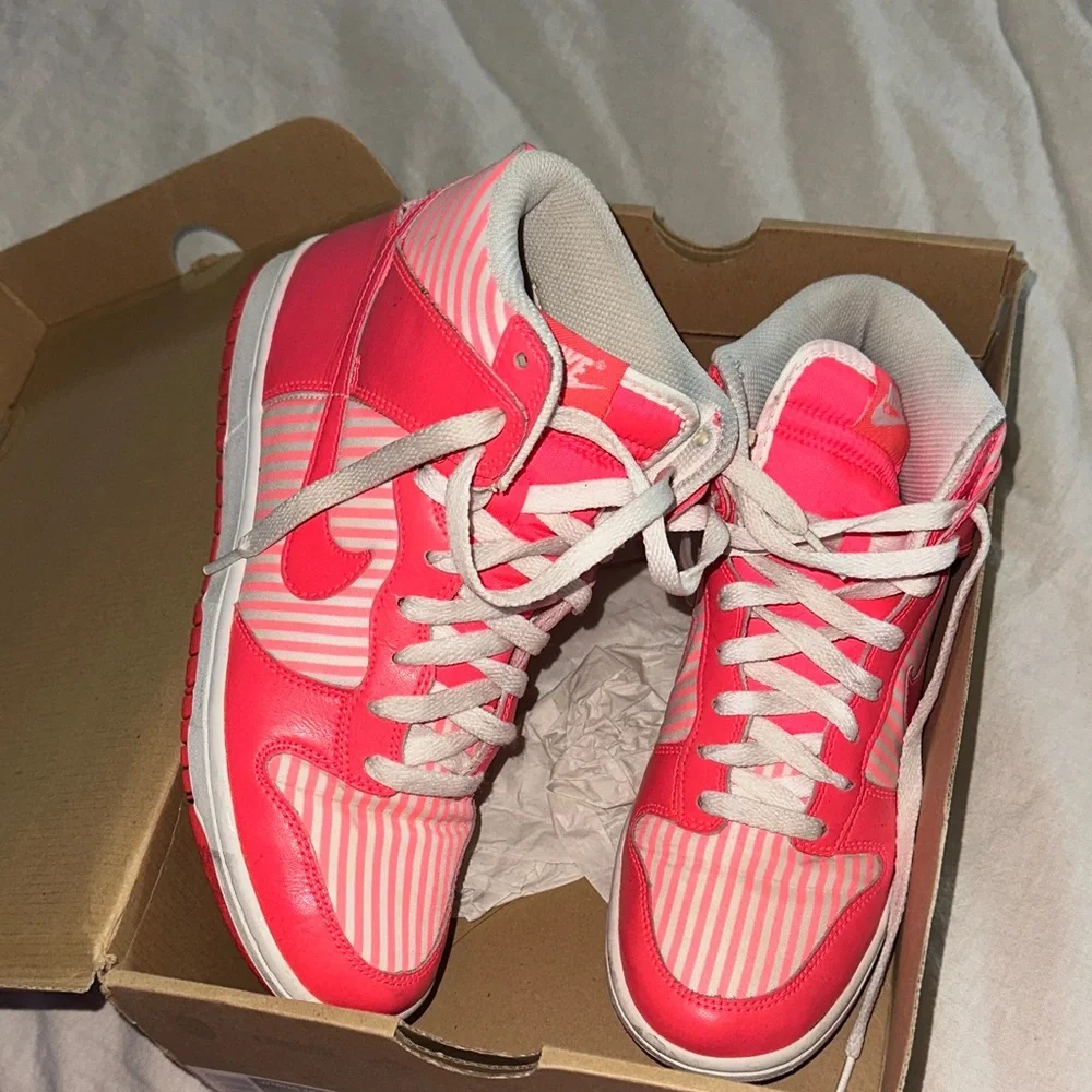 Nike Pink and White Striped Sneakers - Picture 5 of 9